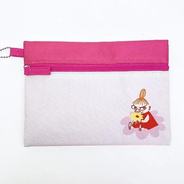 ピンクのファスナーと上部が特徴的な、白地のシンプルなポーチです。ムーミンのキャラクター「リトルミイ」が花を持って座っている可愛らしいイラストが描かれています。