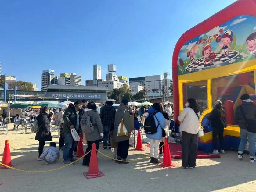 エアー遊具と家族連れ