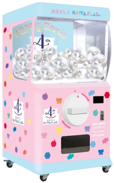 ピンクと水色を基調とした可愛らしいカプセルトイ自動販売機