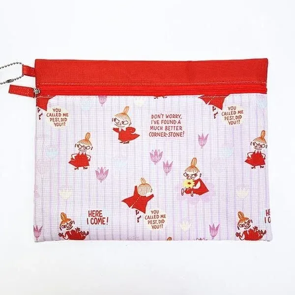 赤いファスナー付きのポーチで、ムーミンの人気キャラクター、リトルミイが総柄でデザインされています。