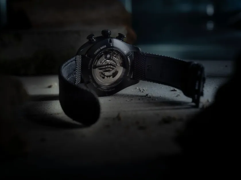 カーキ フィールド オートクロノ ケースバック