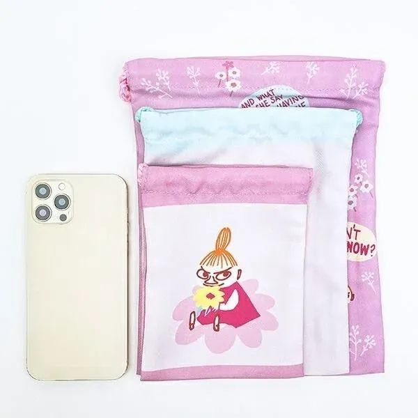 ムーミンのリトルミイがデザインされた、ピンクと水色の3つの巾着袋が並べられています。