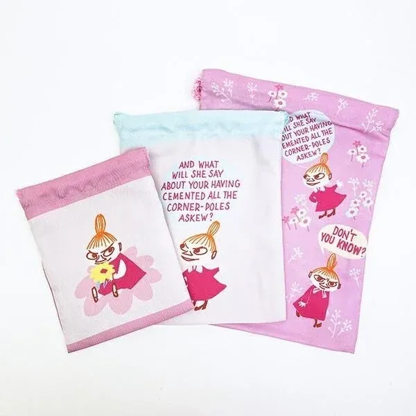 ムーミンのキャラクター「リトルミイ」が描かれた3つの巾着袋のセットです。