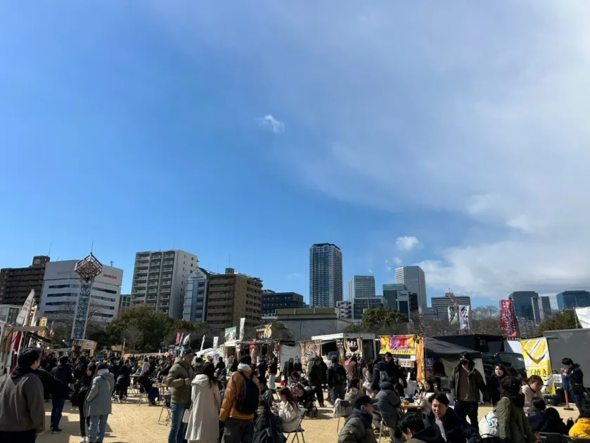 屋外イベントの賑わい