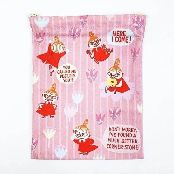 ムーミンのキャラクター「リトルミイ」が複数描かれたピンク色の巾着袋です。