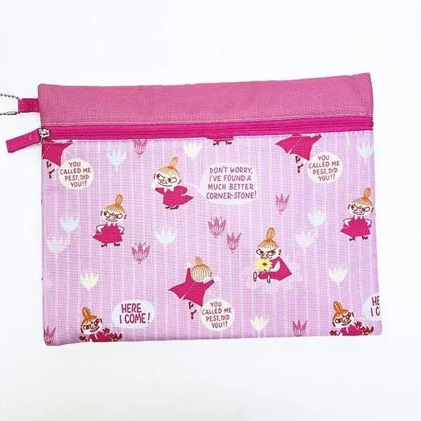 ピンク色の生地にムーミンの人気キャラクター、リトルミイが様々なポーズで描かれたポーチです。