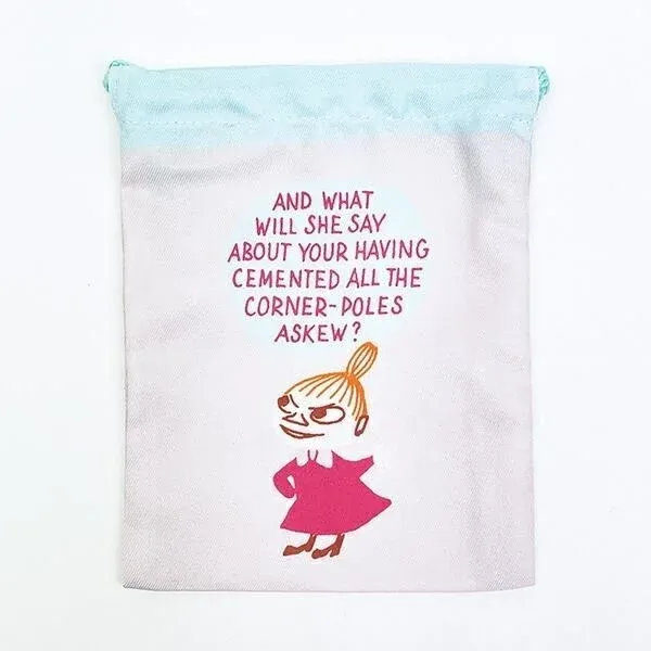 ムーミンのキャラクター「リトルミイ」が描かれた白い巾着ポーチです。