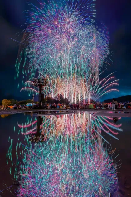 壮大な花火が水面に映る様子