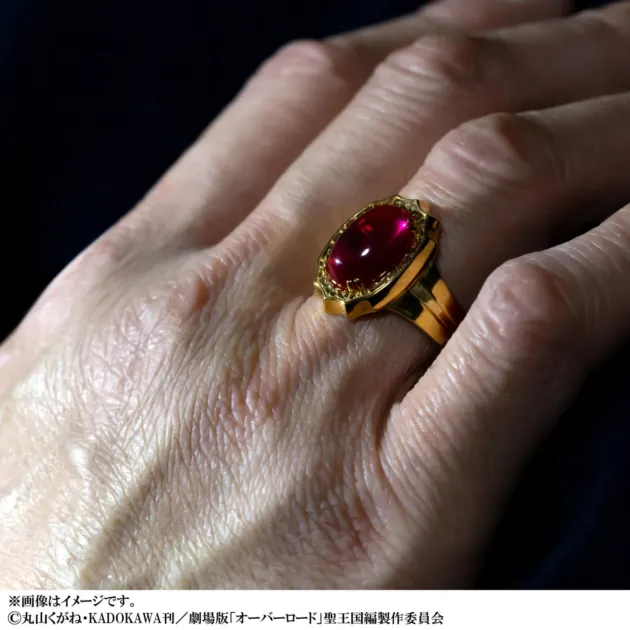 指に装着されたK18モデル