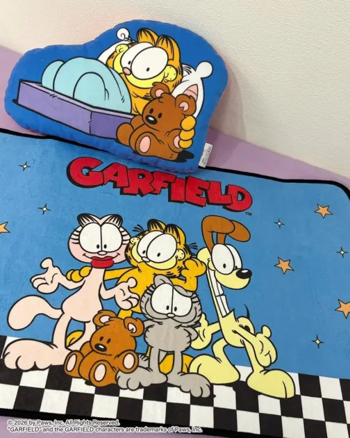 ガーフィールドのクッションとラグ