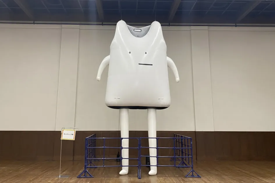 巨大なタンクトップ神のバルーンアート