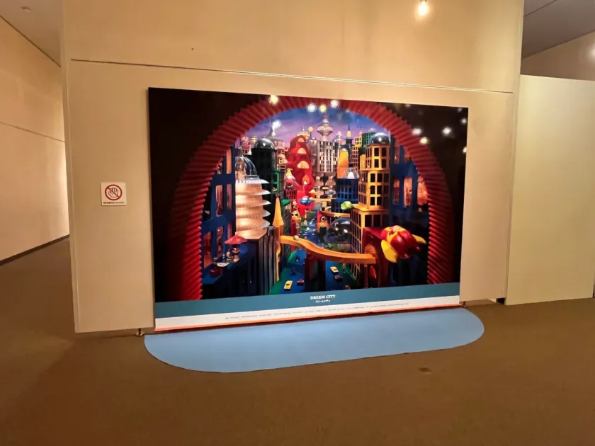 展示会場に設置された「DREAM CITY」と題されたポスター