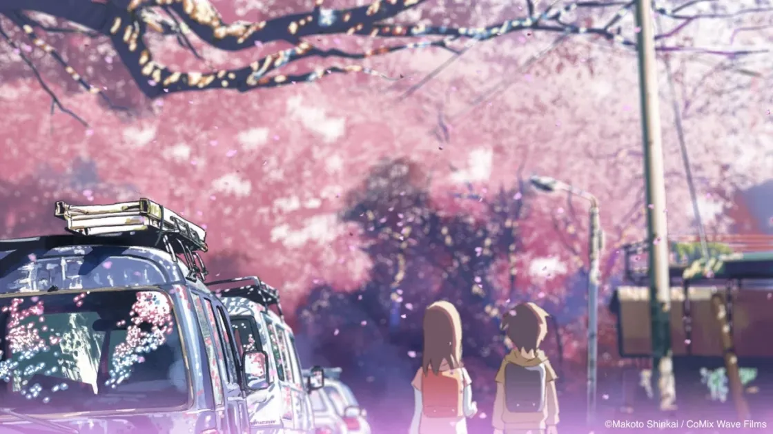 桜の花びらが舞う道