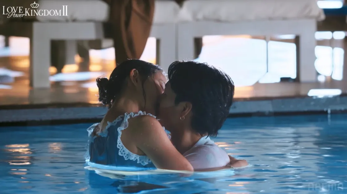 水中でキスを交わす永尾まりやとゆうと