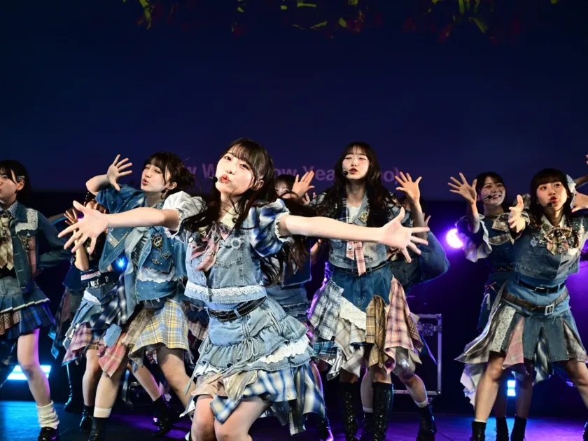 ステージ上でパフォーマンスする女性アイドルグループ