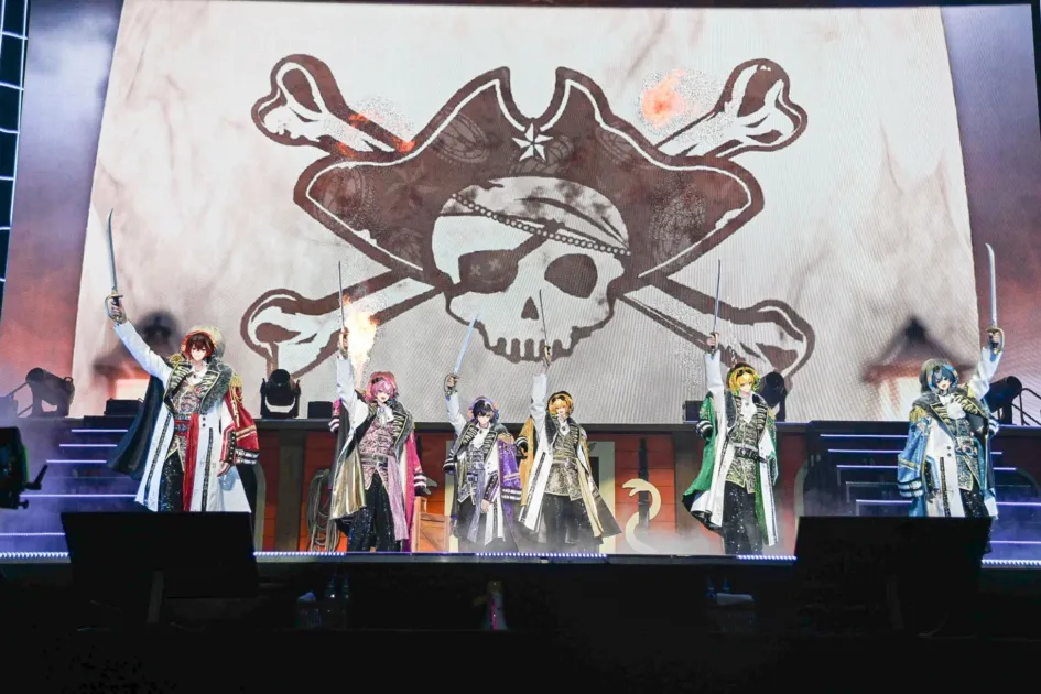 海賊衣装でパフォーマンスするAMPTAKxCOLORS