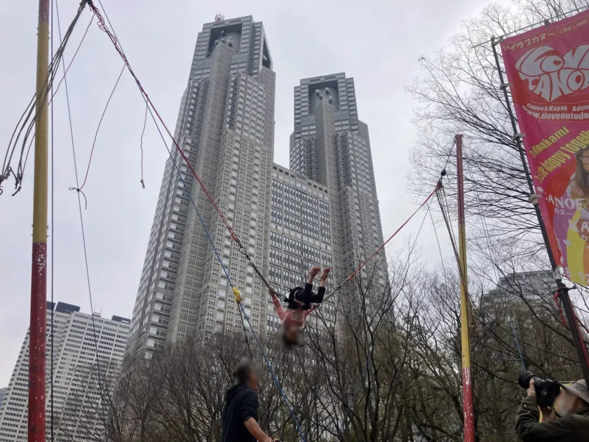 バンジートランポリンを楽しむ子供