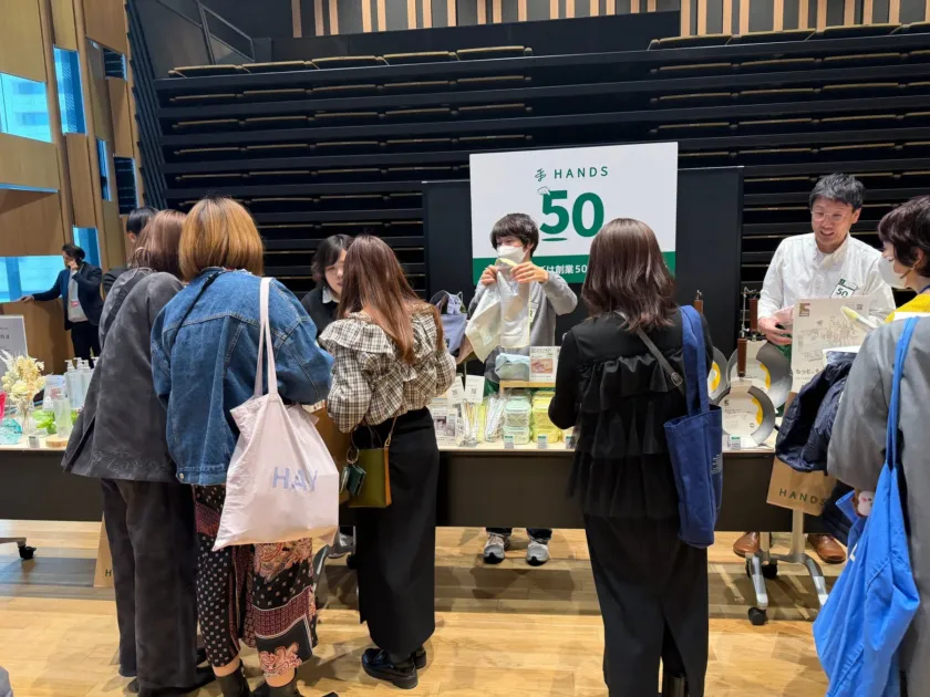 来場者が商品を見る様子