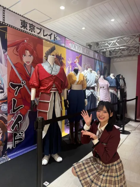 高橋ことねさんが東京ブレイドの展示を見ている写真