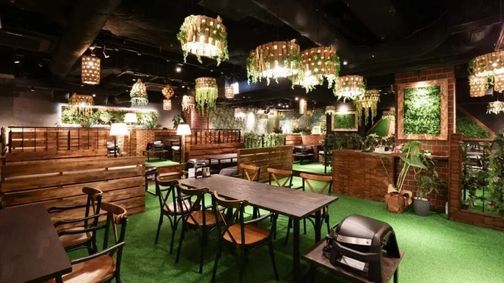 自然をテーマにした屋内ダイニングスペース