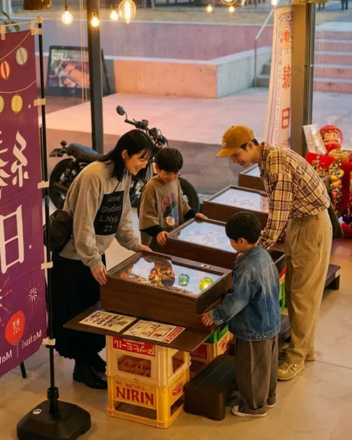 縁日を楽しむ家族