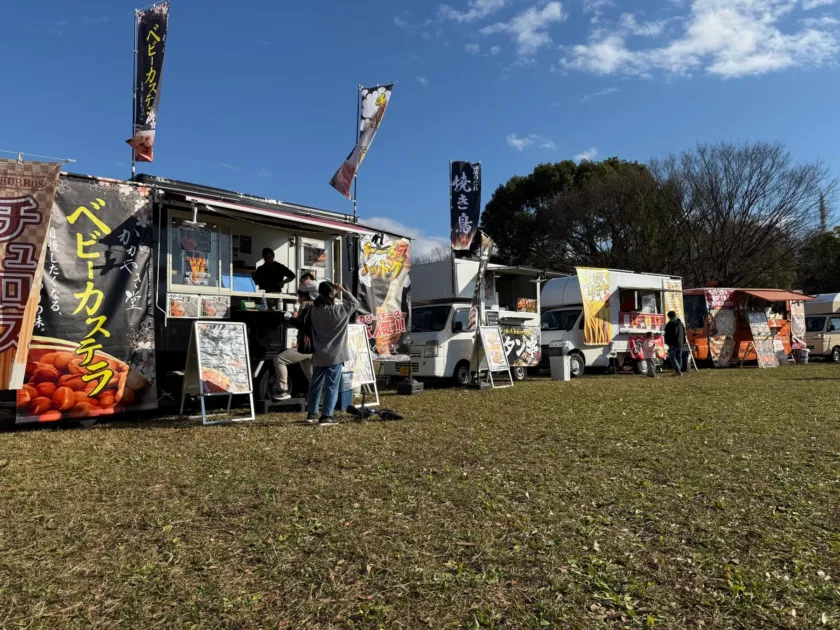 フードトラックが並ぶイベント会場