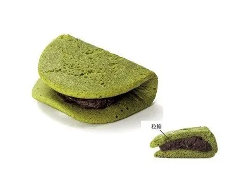 抹茶生地のどら焼き風和菓子で、中に粒餡が挟まっています