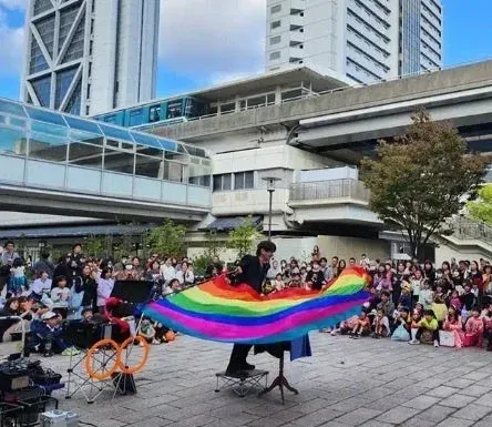 大道芸人のパフォーマンス風景