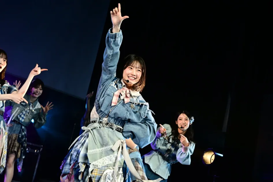 笑顔でパフォーマンスするアイドルたち