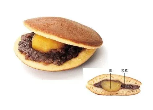 どら焼きのような和菓子が写っており、パンケーキのような生地に栗の甘露煮と粒餡がたっぷり挟まれています