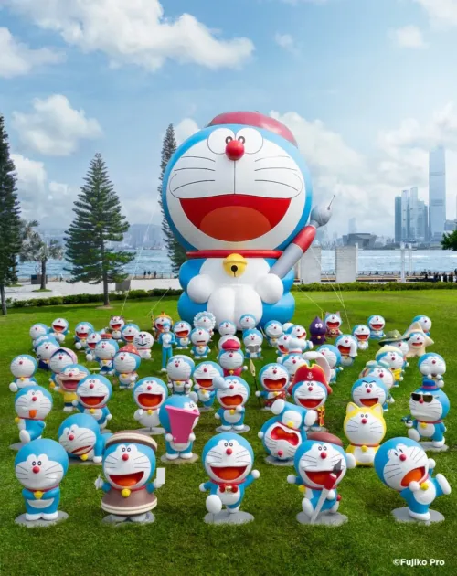 公園に展示された巨大ドラえもんバルーンと多数のドラえもん像