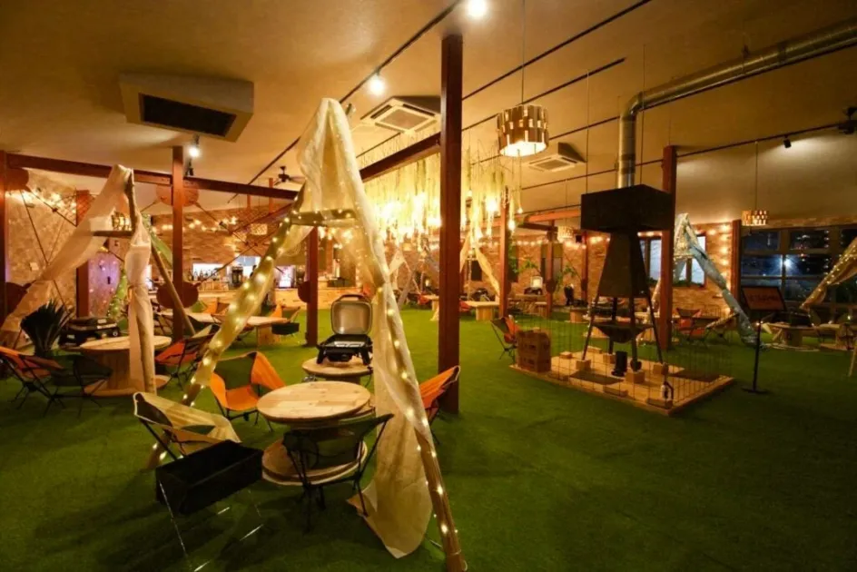 屋内でありながらキャンプやグランピングのような雰囲気
