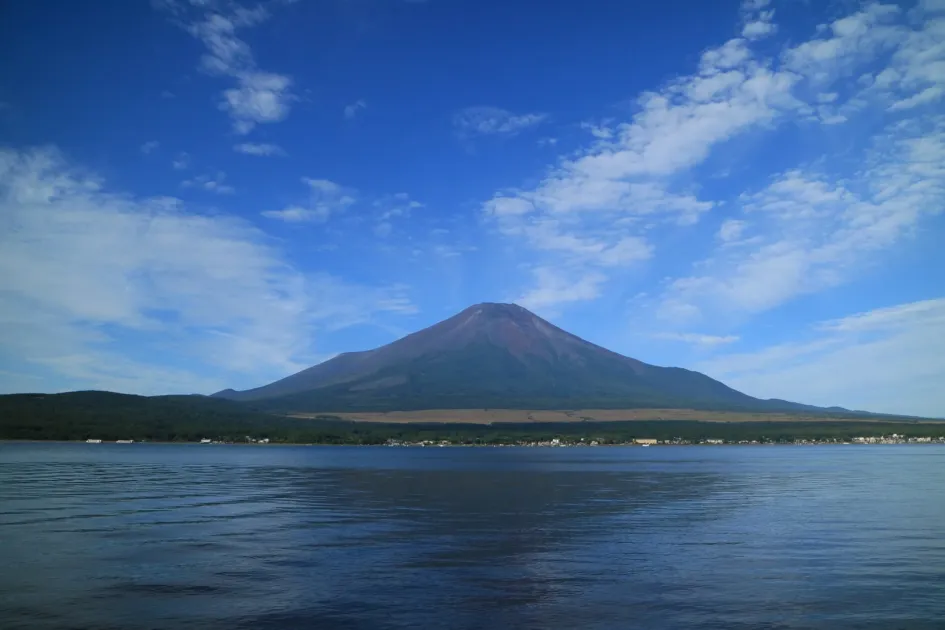 山中湖に映る雄大な富士山