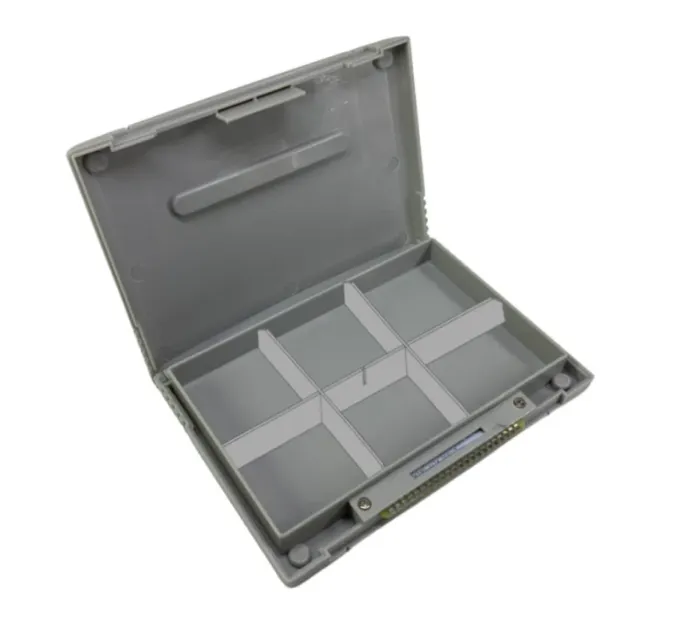 パーテーションで仕切られたケース