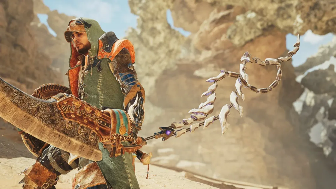 フードをかぶった男性ハンターが武器を構える