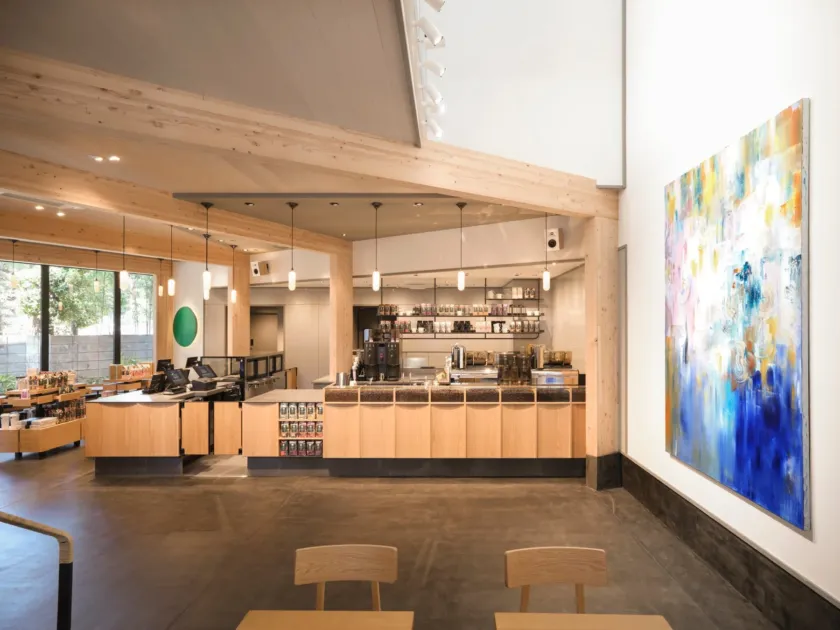 モダンなカフェのカウンターとアート