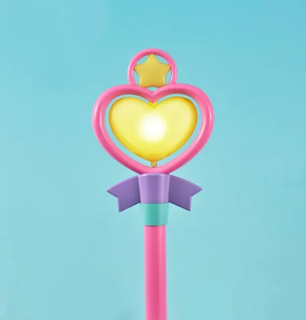 トップのハートは回転＆LED発光ギミックを搭載