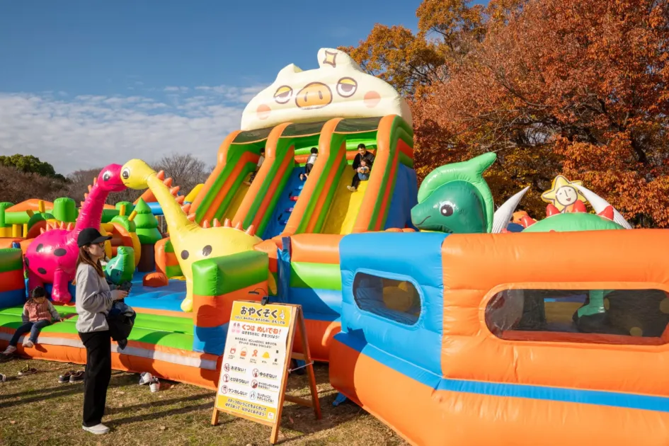 大型エア遊具のある遊び場