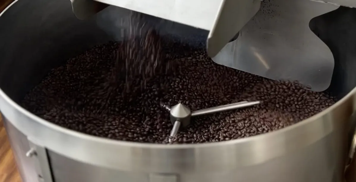 コーヒー焙煎機で焙煎されるコーヒー豆