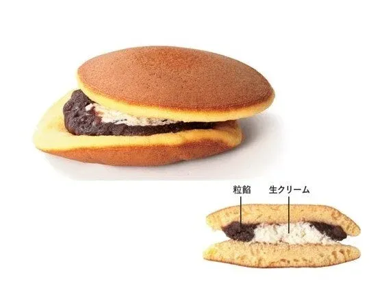 粒餡と生クリームが挟まれたどら焼きの画像
