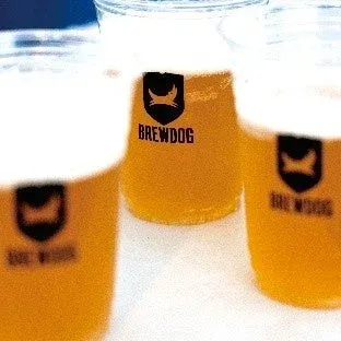 ブリュードッグのロゴが入ったグラスに注がれたビール