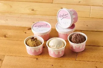 ピンクと白のデザインが特徴のアイスクリームカップが複数