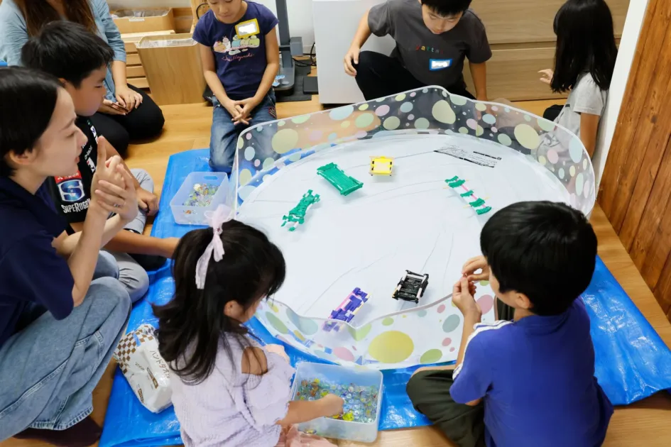 子供たちが室内でグループ活動に取り組む様子