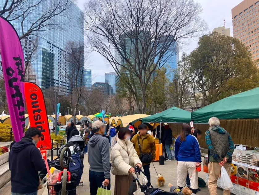 屋外マーケットの様子