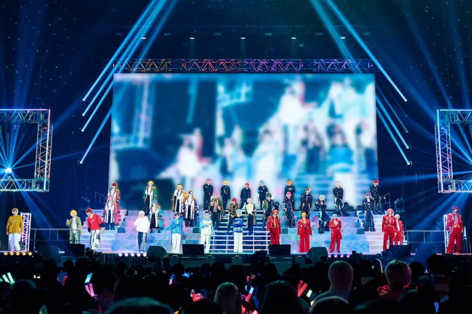 アンコールで全員がステージに集まる様子