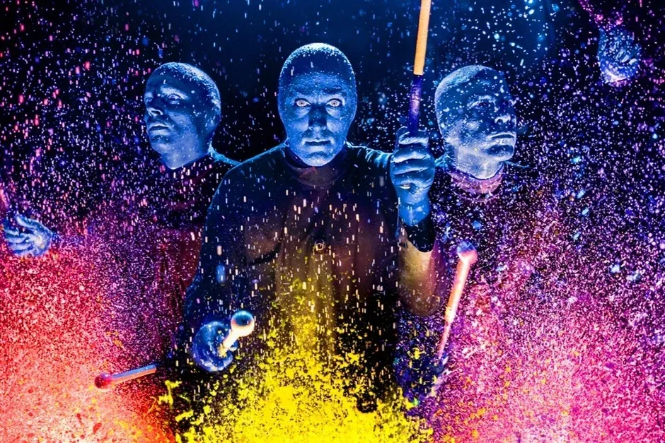 ドラムとペイントによるパフォーマンス