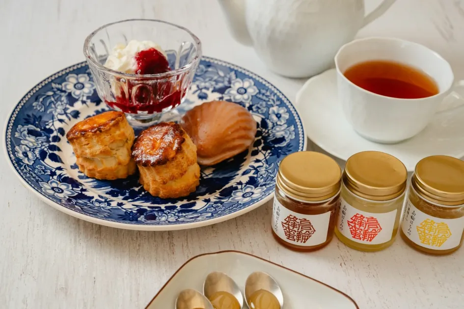 高輪はちみつスイーツのプレートと紅茶