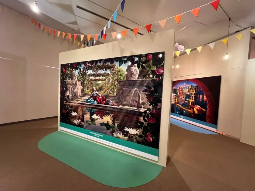 カラフルな旗のガーランドで装飾された屋内の展示空間