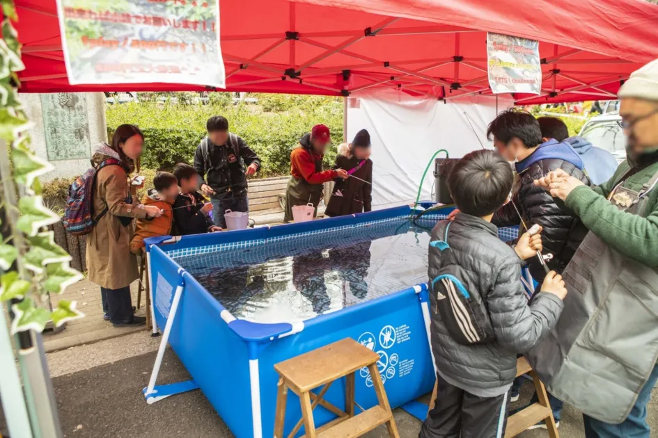 魚釣りゲームを楽しむ子供たち
