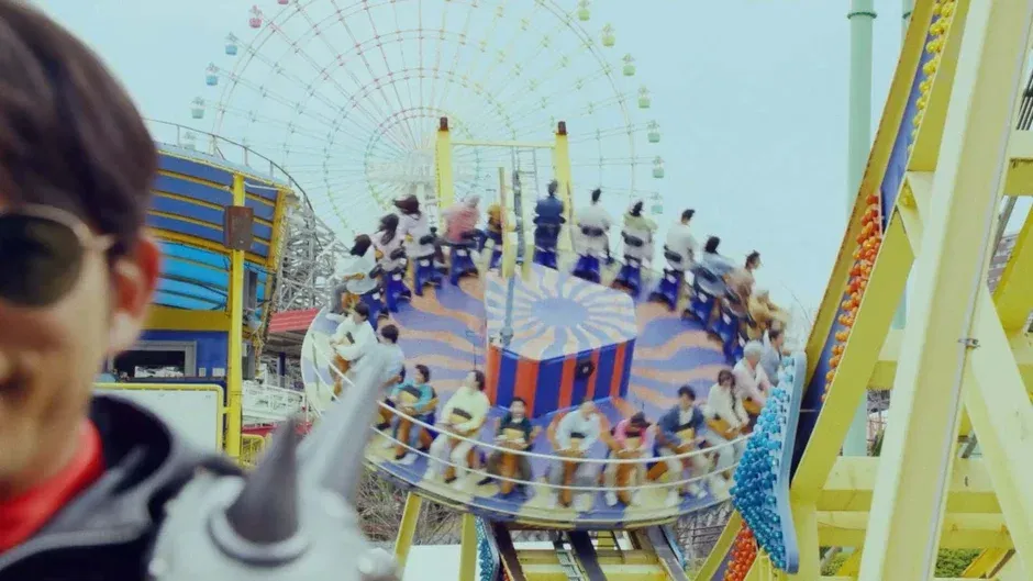 遊園地を背景に見切れるマン